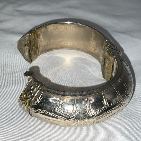 VTG SILVER TONE METAL OVER BRASS ETCHED NEPALESE BANGLE BRACELET HINGE CLASP - Picture 11 of 13
